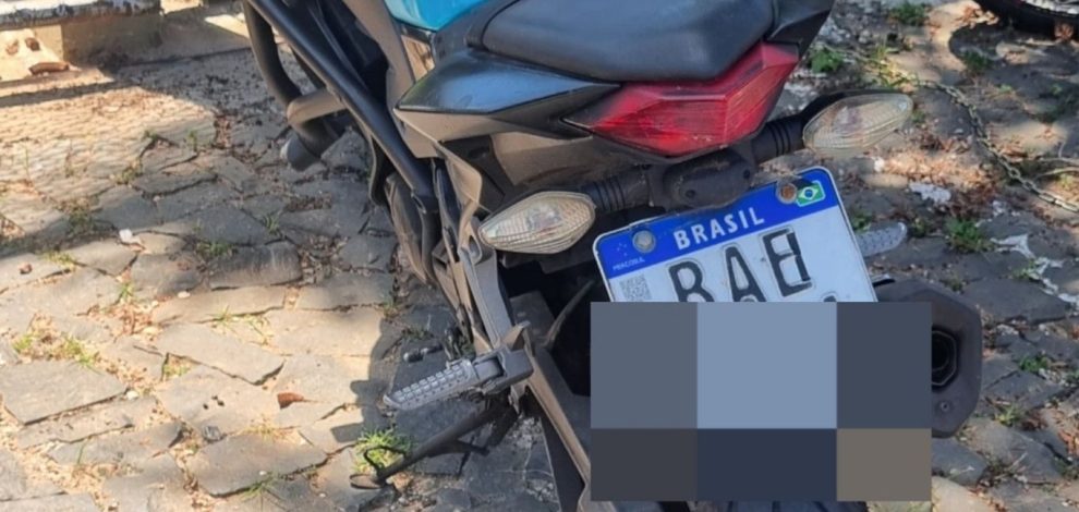 Homem é preso por adulterar placa de motocicleta com fita isolante em PG Boca no Trombone Homem é preso por adulterar placa de motocicleta com fita isolante em PG