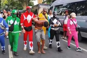 Policiais disfarçados de Power Rangers prendem ladrão em Carnaval Boca no Trombone Policiais disfarçados de Power Rangers prendem ladrão em Carnaval