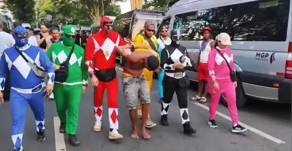 Policiais disfarçados de Power Rangers prendem ladrão em Carnaval Boca no Trombone Policiais disfarçados de Power Rangers prendem ladrão em Carnaval