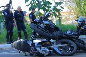 Motociclista empina a moto, se deparar com o GETAN e colide com a Guarda Boca no Trombone Motociclista empina a moto, se deparar com o GETAN e colide com a Guarda