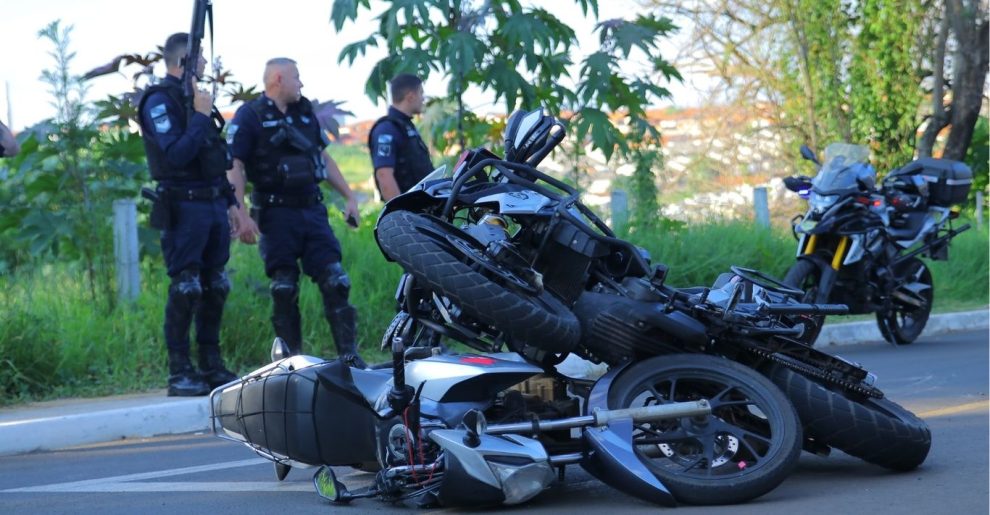 Motociclista empina a moto, se deparar com o GETAN e colide com a Guarda Boca no Trombone Motociclista empina a moto, se deparar com o GETAN e colide com a Guarda