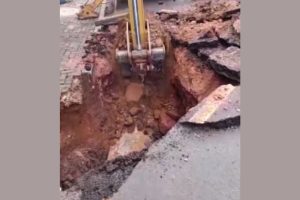 'Rua do Lago' é interditada em Castro devido a erosão Boca no Trombone 'Rua do Lago' é interditada em Castro devido a erosão