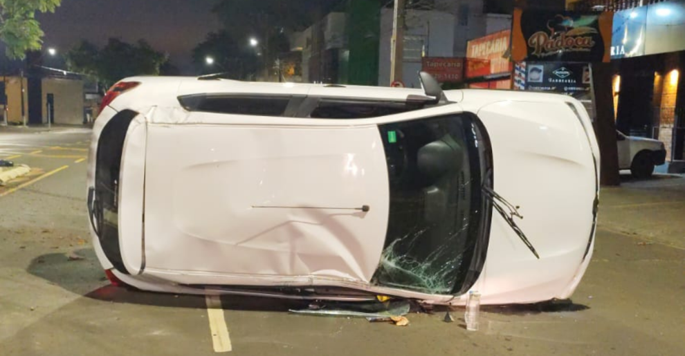 Motorista dorme ao volante e veículo tomba após colisão com árvore  Boca no Trombone Motorista dorme ao volante e veículo tomba após colisão com árvore 