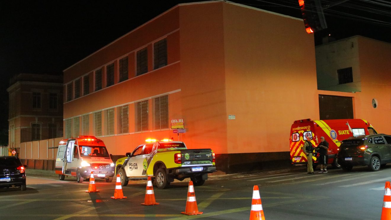 Motociclista sofre fraturas graves em colisão com carro no centro de Ponta Grossa Boca no Trombone Motociclista sofre fraturas graves em colisão com carro no centro de Ponta Grossa