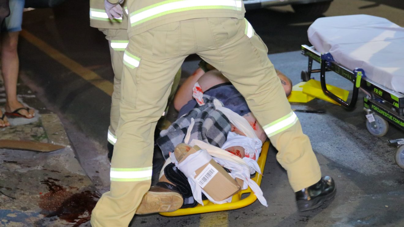 Motociclista sofre fraturas graves em colisão com carro no centro de Ponta Grossa Boca no Trombone Motociclista sofre fraturas graves em colisão com carro no centro de Ponta Grossa