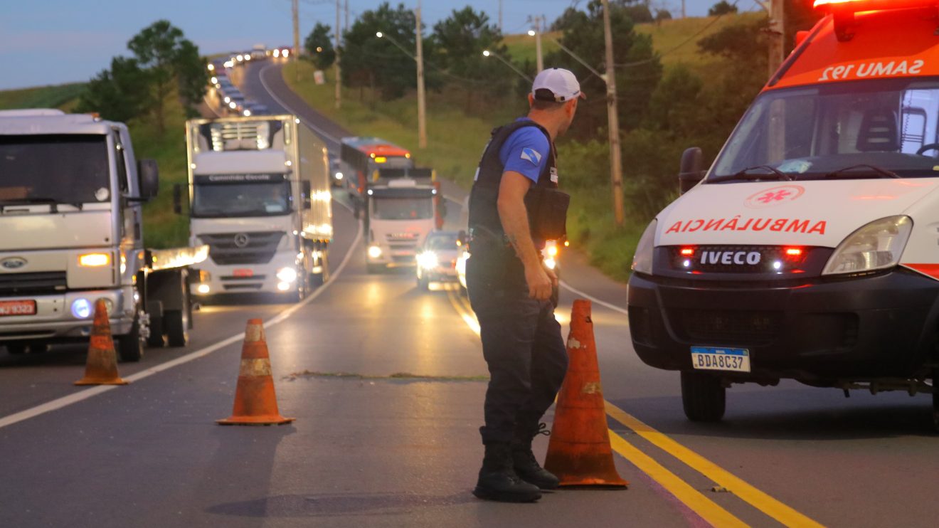 Motociclista fica ferida em colisão com carro no Contorno Leste, em Ponta Grossa Boca no Trombone Motociclista fica ferida em colisão com carro no Contorno Leste, em Ponta Grossa