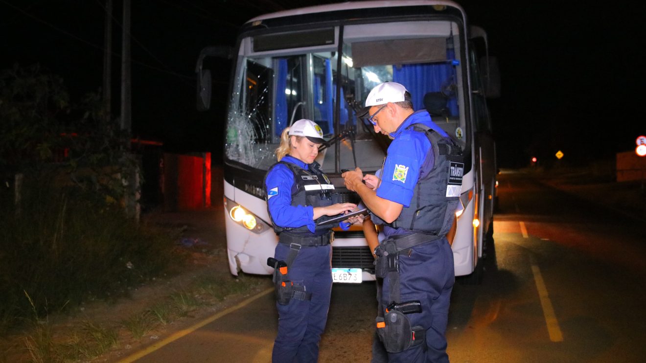 Motociclista colide frontalmente com ônibus e foge do local ferido Boca no Trombone Motociclista colide frontalmente com ônibus e foge do local ferido