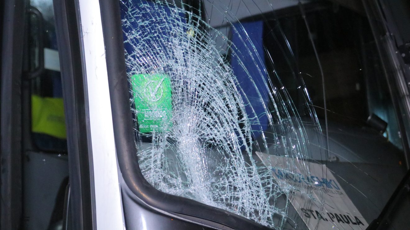 Motociclista colide frontalmente com ônibus e foge do local ferido Boca no Trombone Motociclista colide frontalmente com ônibus e foge do local ferido