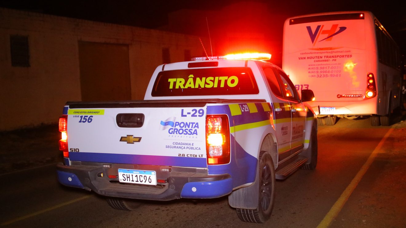 Motociclista colide frontalmente com ônibus e foge do local ferido Boca no Trombone Motociclista colide frontalmente com ônibus e foge do local ferido