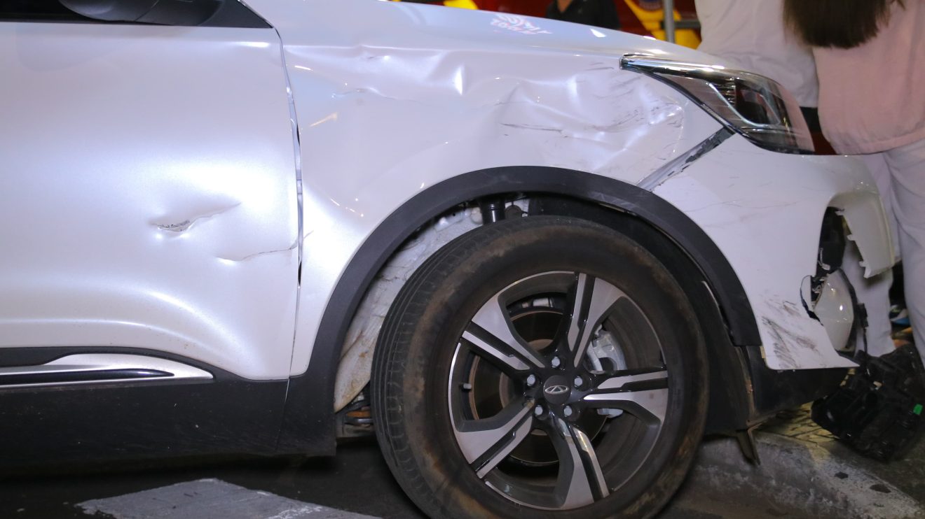 Colisão entre carro e moto na Av. Vicente Machado deixa motociclista ferido em Ponta Grossa Boca no Trombone Colisão entre carro e moto na Av. Vicente Machado deixa motociclista ferido em Ponta Grossa