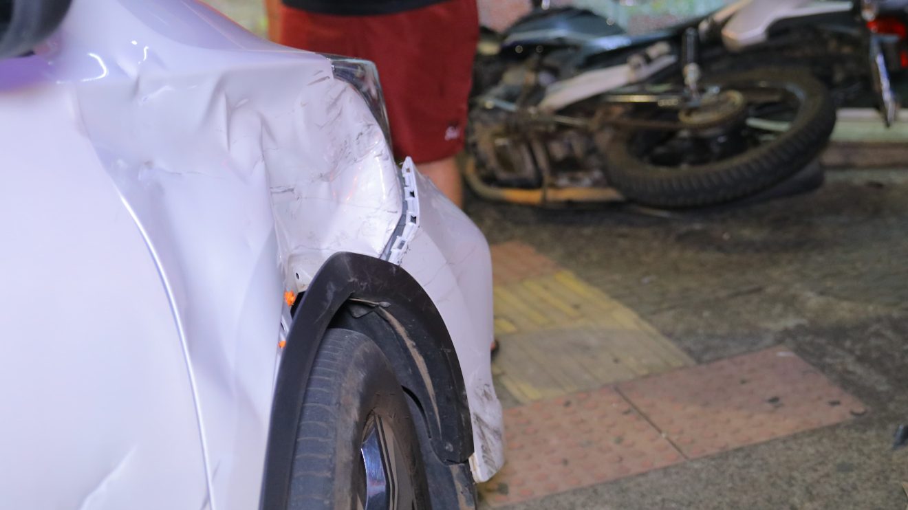 Colisão entre carro e moto na Av. Vicente Machado deixa motociclista ferido em Ponta Grossa Boca no Trombone Colisão entre carro e moto na Av. Vicente Machado deixa motociclista ferido em Ponta Grossa