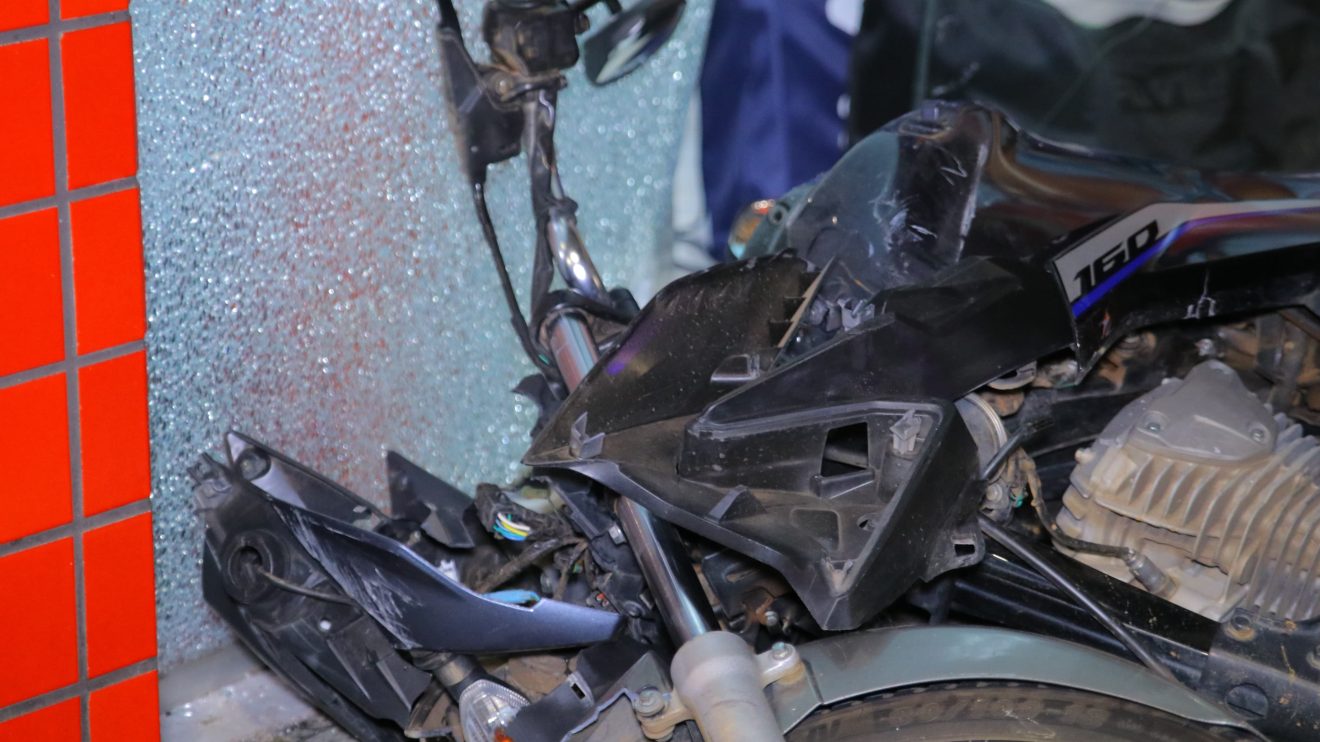 Colisão entre carro e moto na Av. Vicente Machado deixa motociclista ferido em Ponta Grossa Boca no Trombone Colisão entre carro e moto na Av. Vicente Machado deixa motociclista ferido em Ponta Grossa