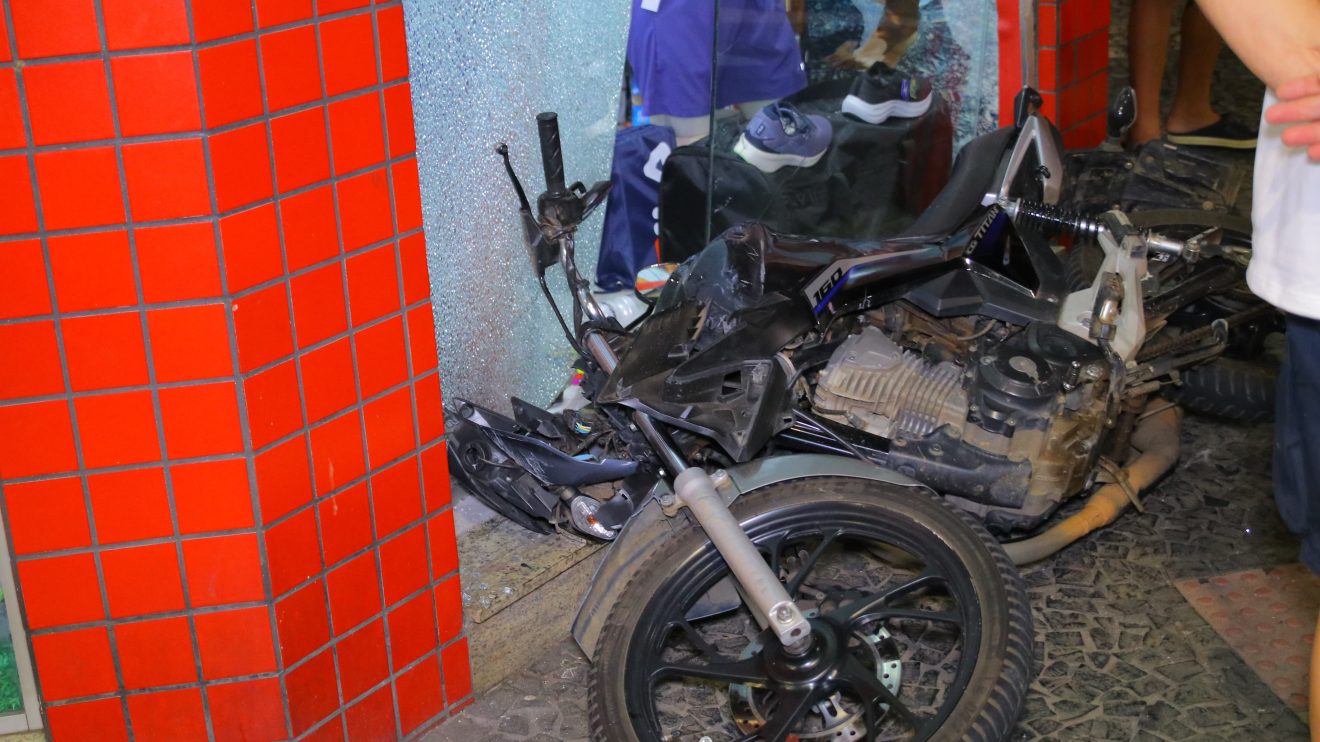 Colisão entre carro e moto na Av. Vicente Machado deixa motociclista ferido em Ponta Grossa Boca no Trombone Colisão entre carro e moto na Av. Vicente Machado deixa motociclista ferido em Ponta Grossa