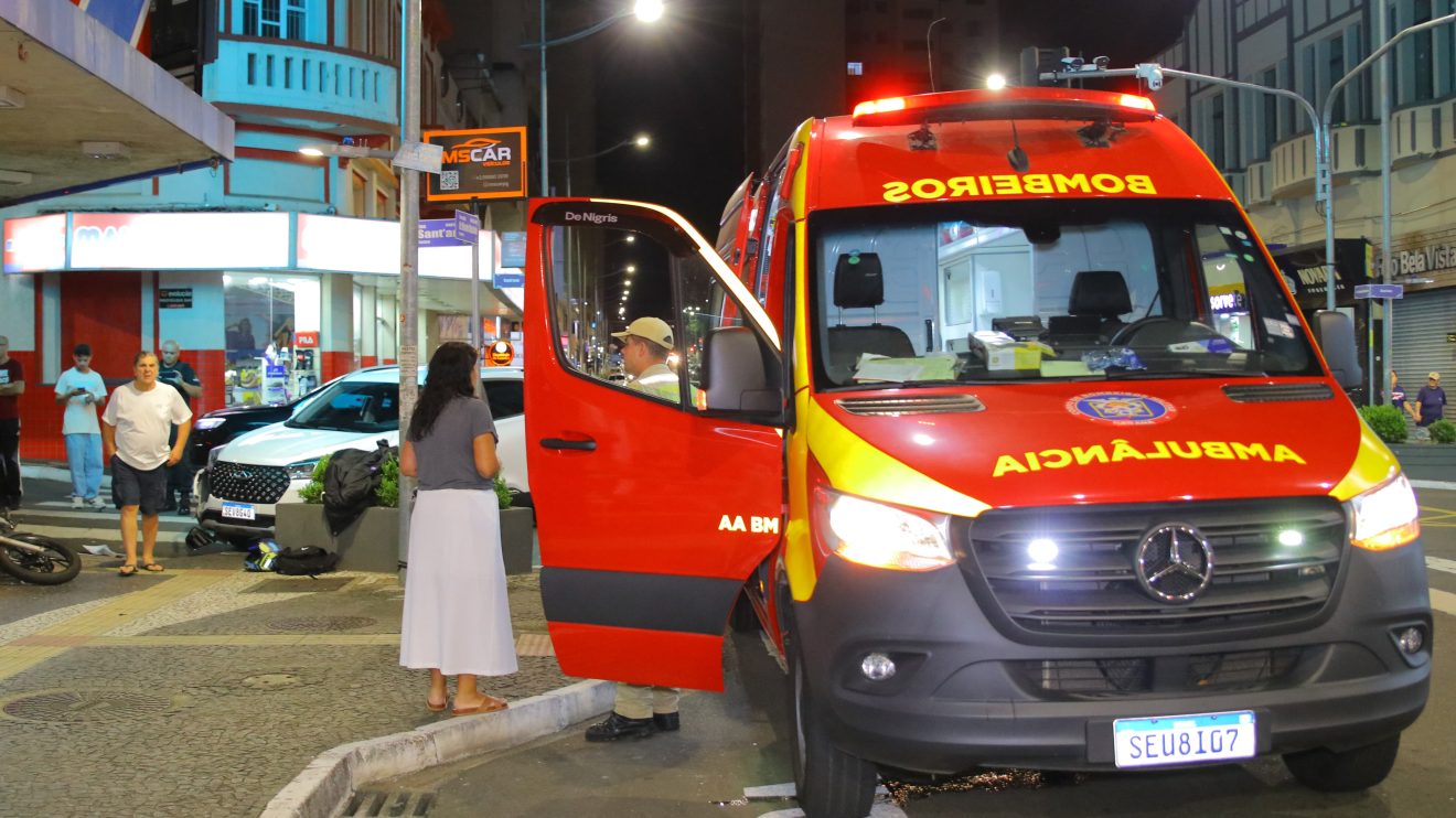 Colisão entre carro e moto na Av. Vicente Machado deixa motociclista ferido em Ponta Grossa Boca no Trombone Colisão entre carro e moto na Av. Vicente Machado deixa motociclista ferido em Ponta Grossa