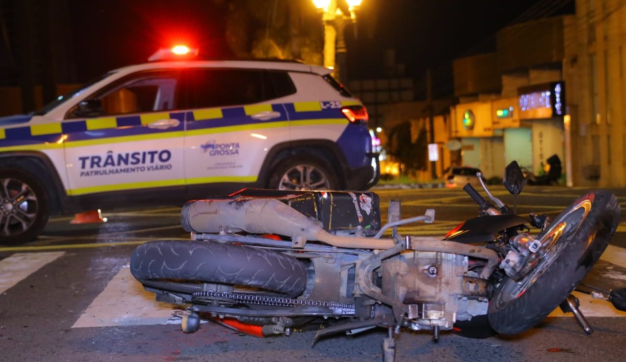 Colisão entre motos em frente ao hospital Santa Casa deixa motoboy ferido em Ponta Grossa Boca no Trombone Colisão entre motos em frente ao hospital Santa Casa deixa motoboy ferido em Ponta Grossa