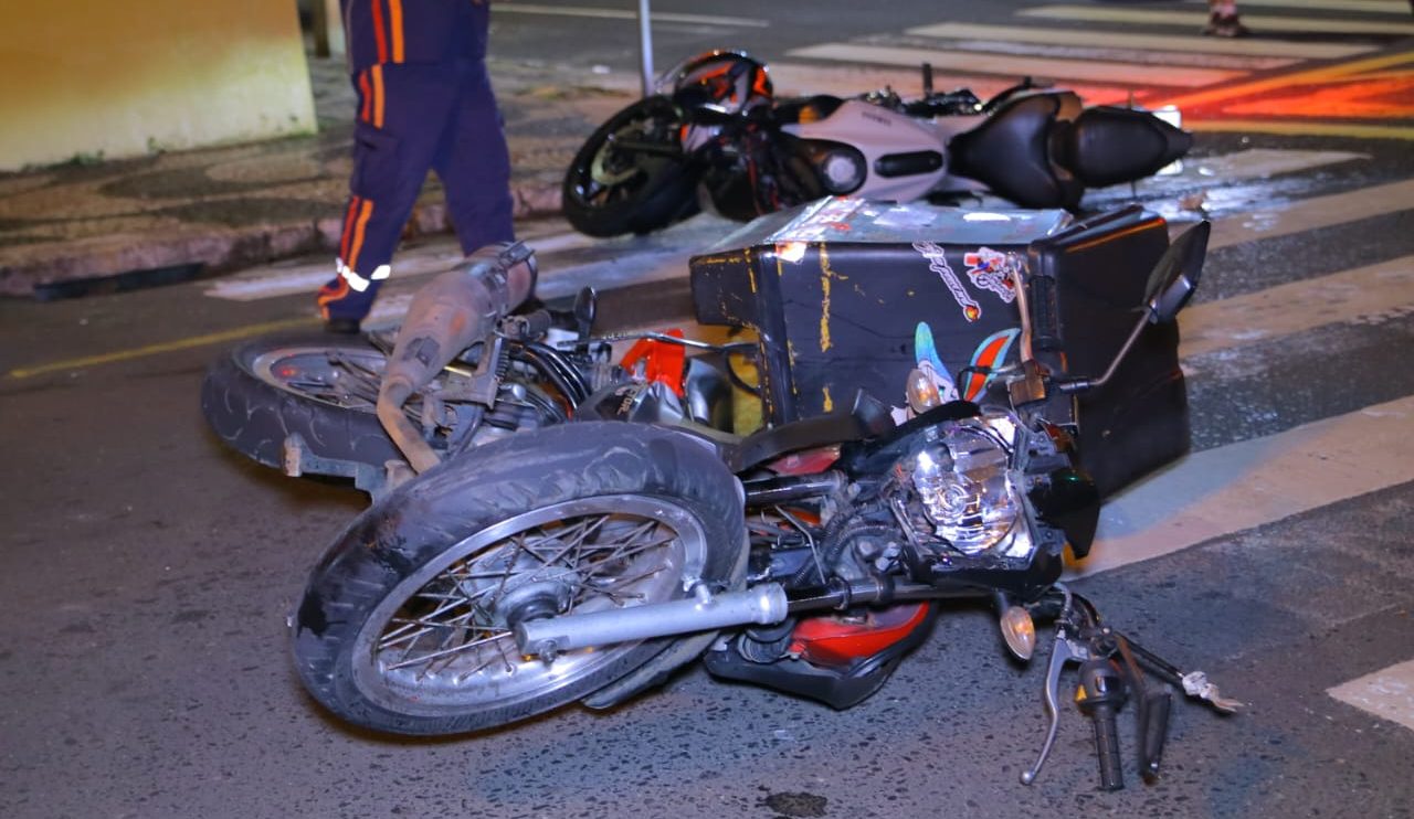 Colisão entre motos em frente ao hospital Santa Casa deixa motoboy ferido em Ponta Grossa Boca no Trombone Colisão entre motos em frente ao hospital Santa Casa deixa motoboy ferido em Ponta Grossa