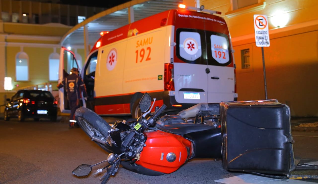 Colisão entre motos em frente ao hospital Santa Casa deixa motoboy ferido em Ponta Grossa Boca no Trombone Colisão entre motos em frente ao hospital Santa Casa deixa motoboy ferido em Ponta Grossa