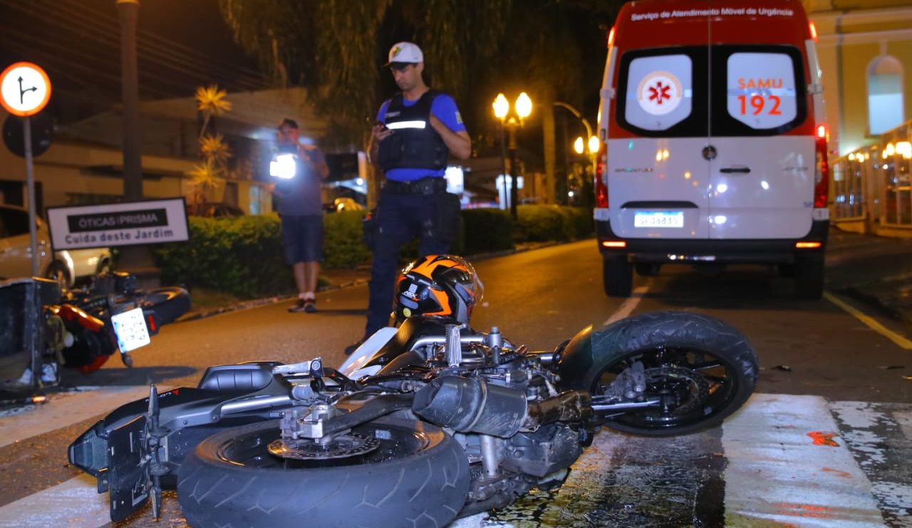 Colisão entre motos em frente ao hospital Santa Casa deixa motoboy ferido em Ponta Grossa Boca no Trombone Colisão entre motos em frente ao hospital Santa Casa deixa motoboy ferido em Ponta Grossa