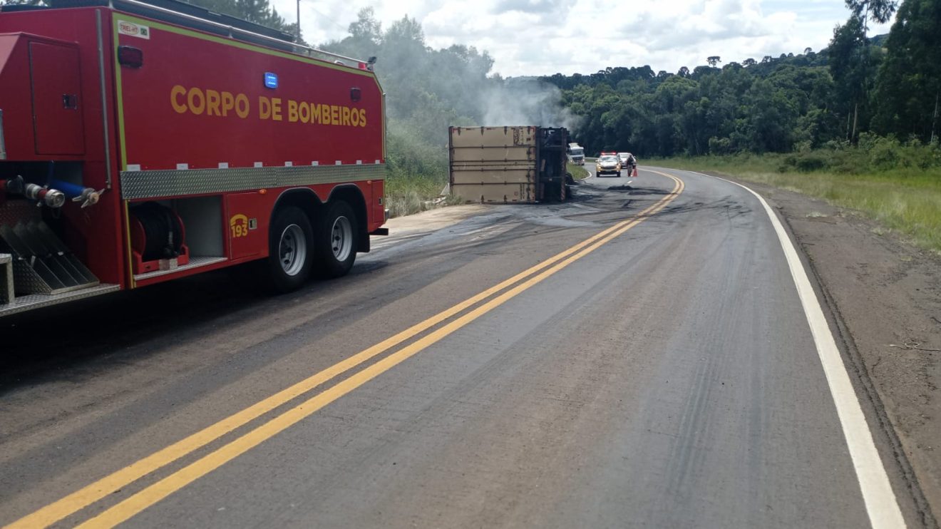 Acidente na PR-170 caminhão tomba e pega fogo em Guarapuava Boca no Trombone Acidente na PR-170 caminhão tomba e pega fogo em Guarapuava