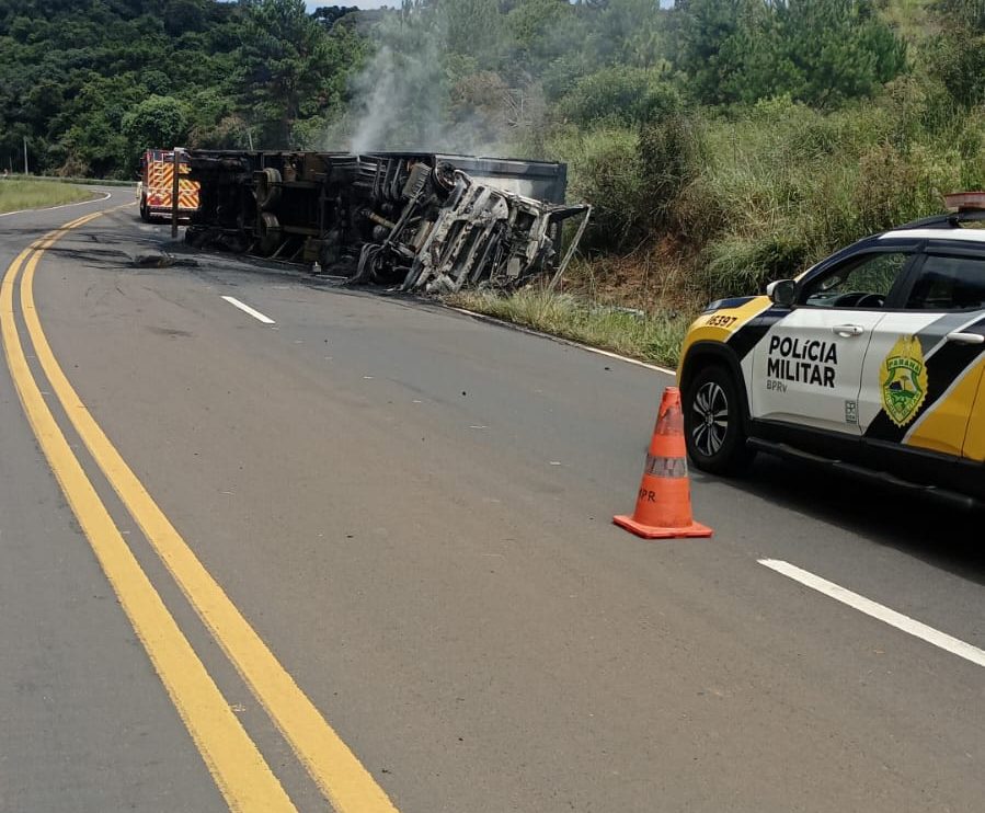 Acidente na PR-170 caminhão tomba e pega fogo em Guarapuava Boca no Trombone Acidente na PR-170 caminhão tomba e pega fogo em Guarapuava