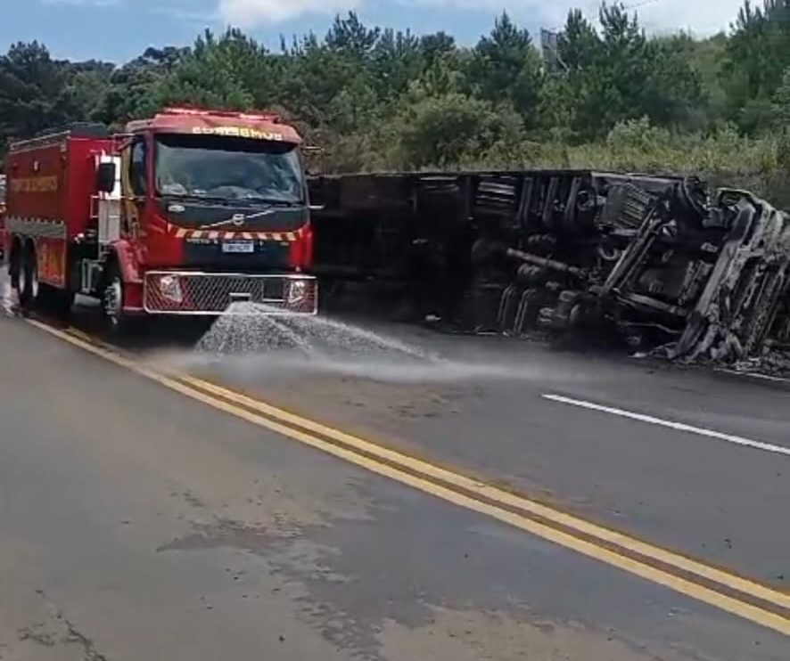 Acidente na PR-170 caminhão tomba e pega fogo em Guarapuava Boca no Trombone Acidente na PR-170 caminhão tomba e pega fogo em Guarapuava