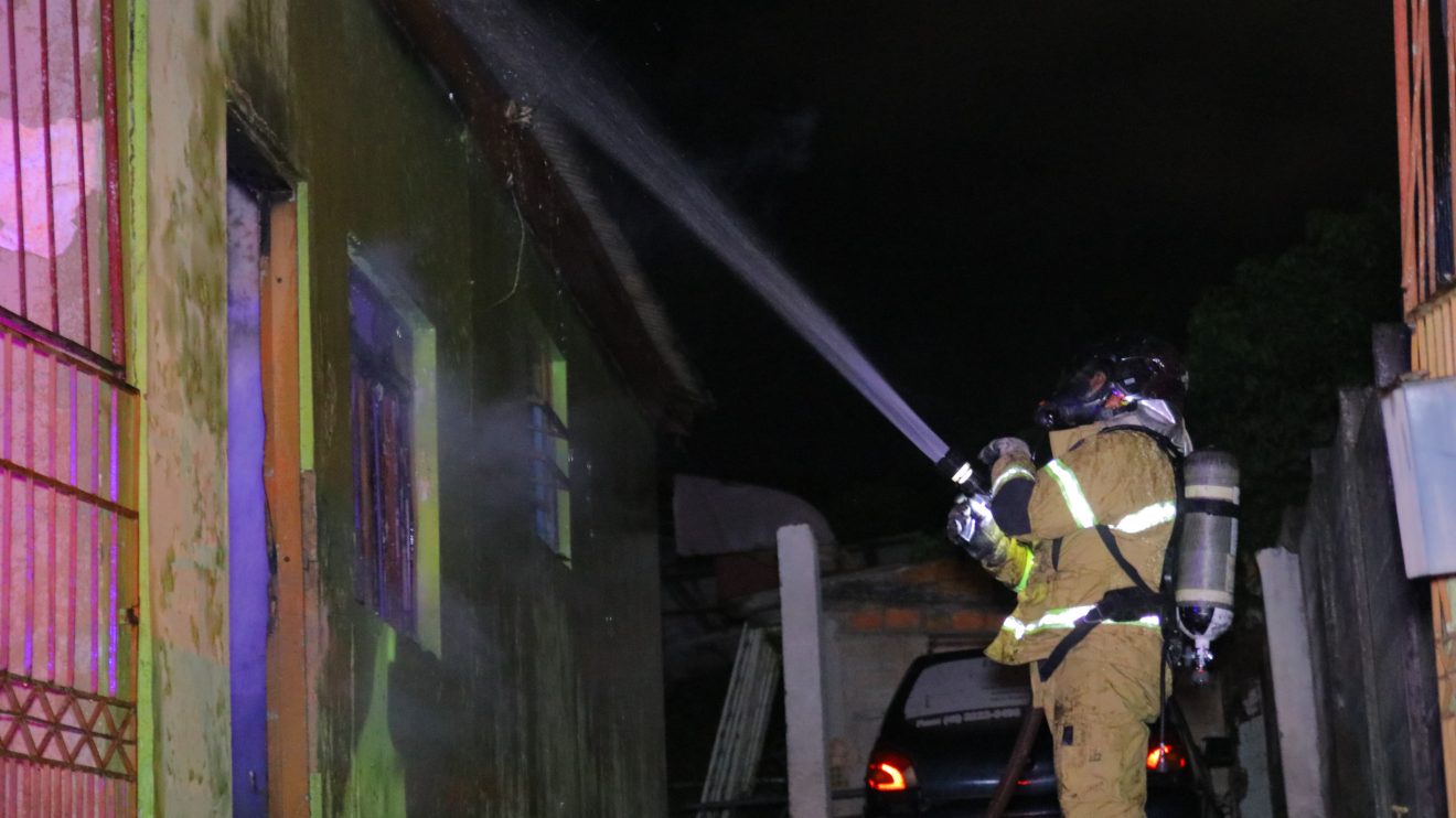 Homem embriagado causa incêndio na residência em bairro de Ponta Grossa Boca no Trombone Homem embriagado causa incêndio na residência em bairro de Ponta Grossa