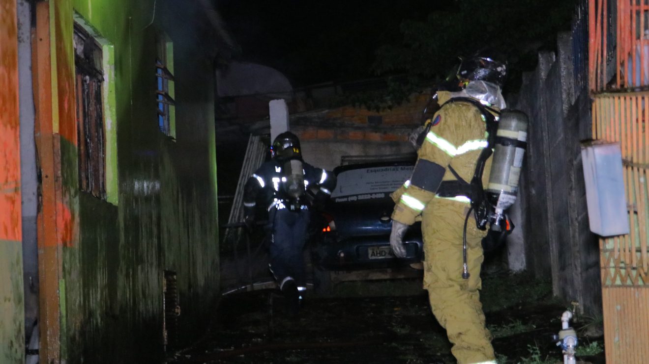 Homem embriagado causa incêndio na residência em bairro de Ponta Grossa Boca no Trombone Homem embriagado causa incêndio na residência em bairro de Ponta Grossa