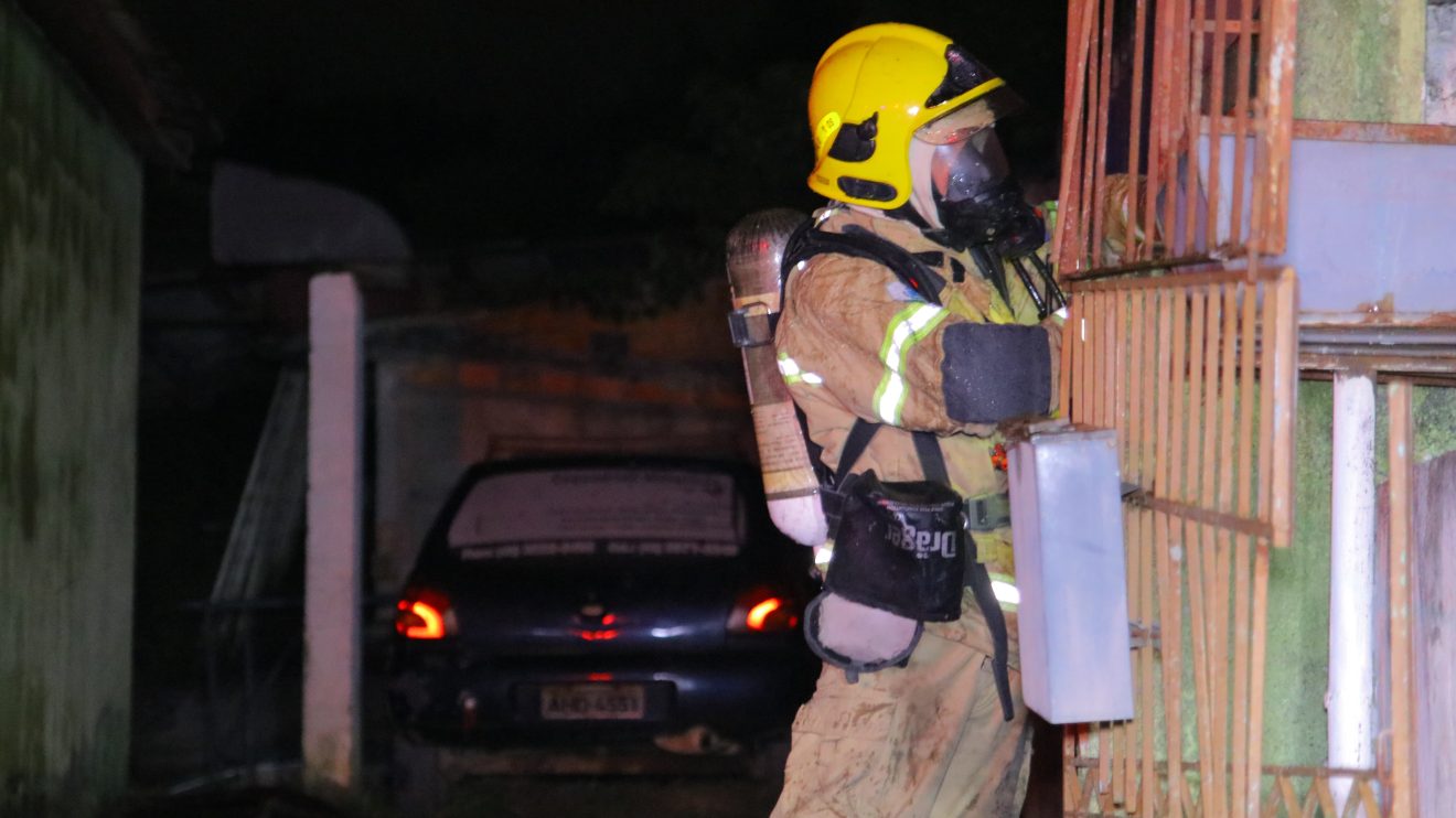 Homem embriagado causa incêndio na residência em bairro de Ponta Grossa Boca no Trombone Homem embriagado causa incêndio na residência em bairro de Ponta Grossa