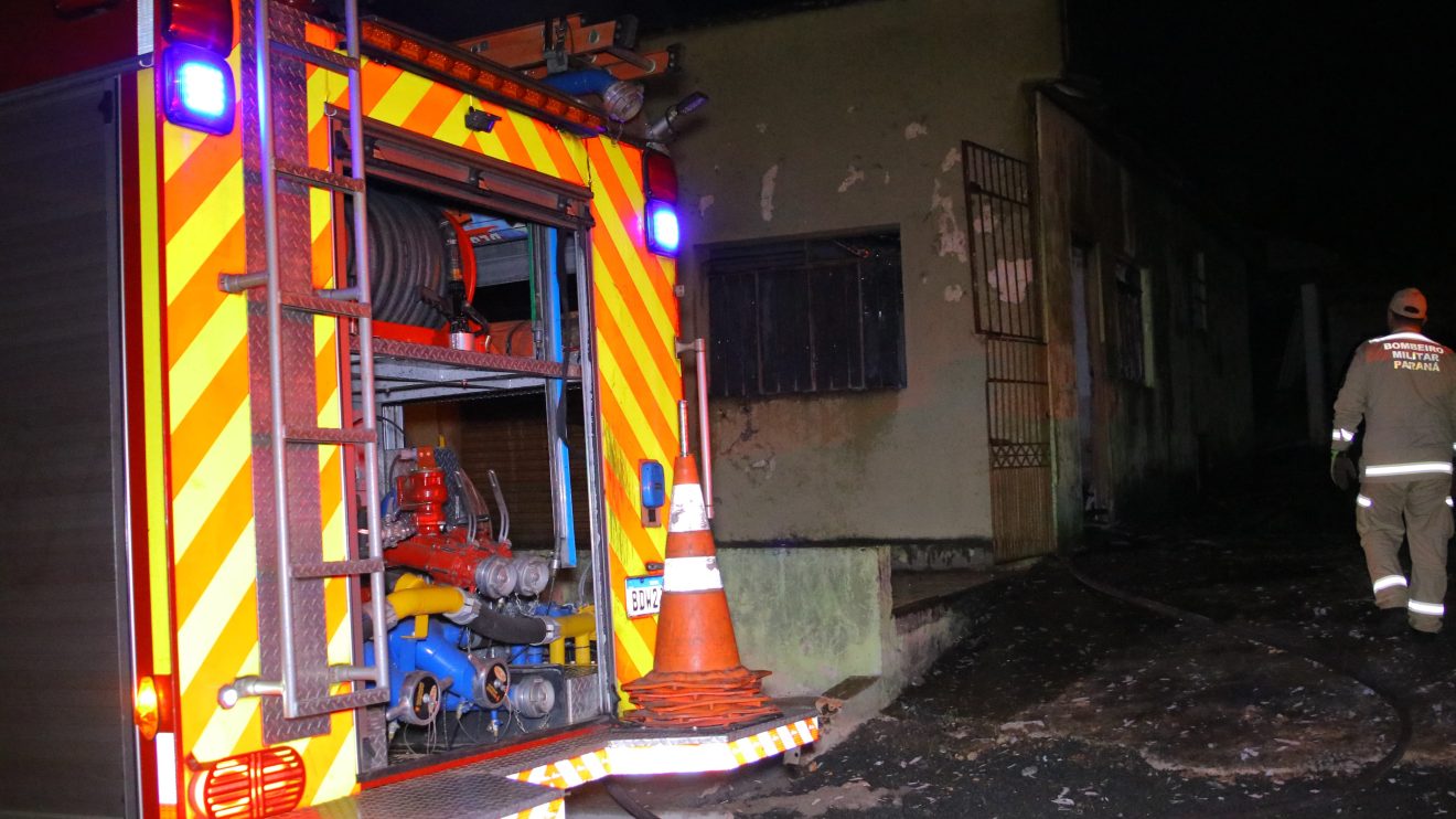 Homem embriagado causa incêndio na residência em bairro de Ponta Grossa Boca no Trombone Homem embriagado causa incêndio na residência em bairro de Ponta Grossa