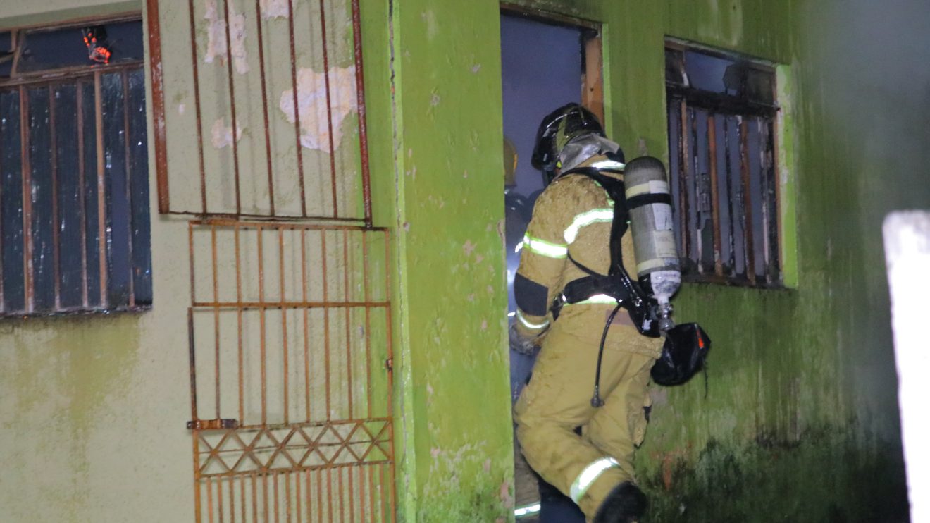 Homem embriagado causa incêndio na residência em bairro de Ponta Grossa Boca no Trombone Homem embriagado causa incêndio na residência em bairro de Ponta Grossa