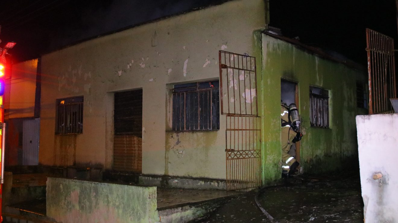 Homem embriagado causa incêndio na residência em bairro de Ponta Grossa Boca no Trombone Homem embriagado causa incêndio na residência em bairro de Ponta Grossa