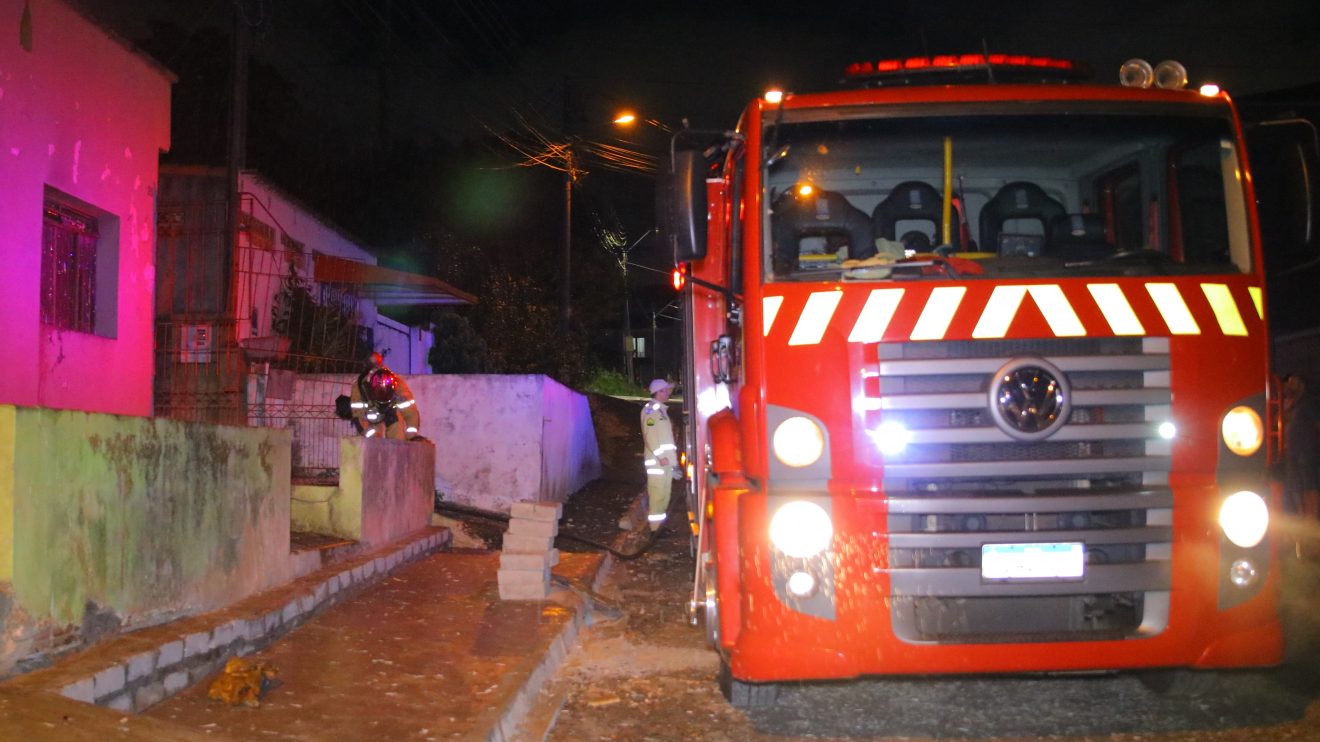 Homem embriagado causa incêndio na residência em bairro de Ponta Grossa Boca no Trombone Homem embriagado causa incêndio na residência em bairro de Ponta Grossa