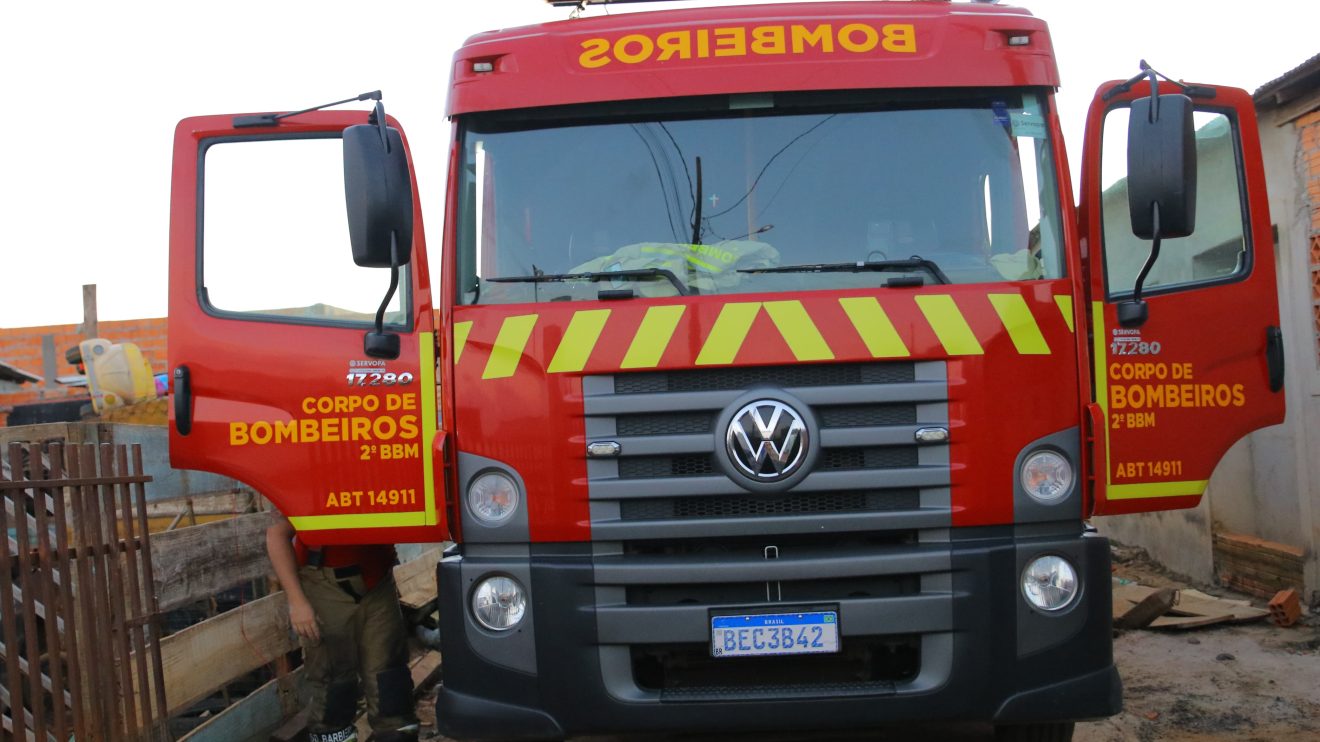 Incêndio atinge três casas no Jardim Conceição; vizinhos acusam moradora de atear fogo Boca no Trombone Incêndio atinge três casas no Jardim Conceição; vizinhos acusam moradora de atear fogo