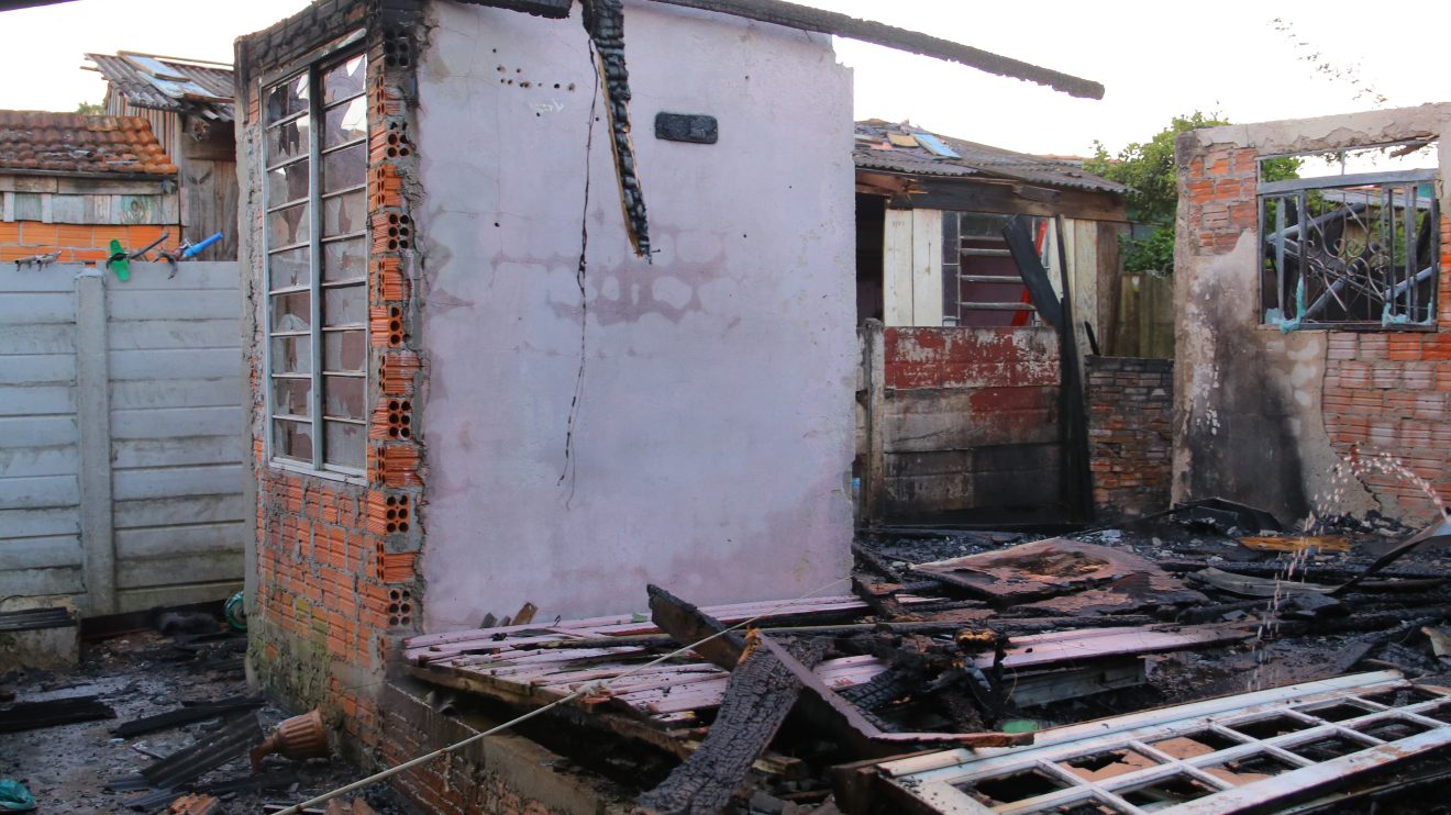 Incêndio atinge três casas no Jardim Conceição; vizinhos acusam moradora de atear fogo Boca no Trombone Incêndio atinge três casas no Jardim Conceição; vizinhos acusam moradora de atear fogo