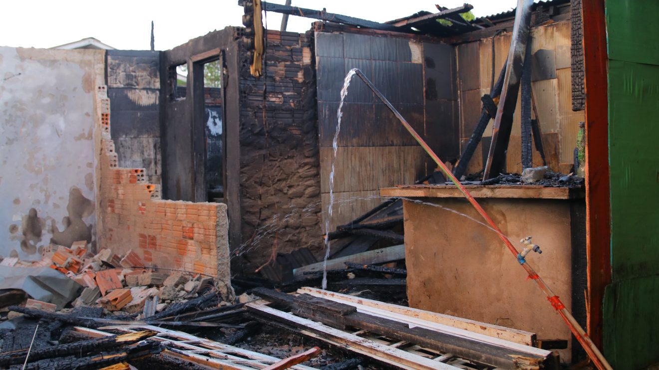 Incêndio atinge três casas no Jardim Conceição; vizinhos acusam moradora de atear fogo Boca no Trombone Incêndio atinge três casas no Jardim Conceição; vizinhos acusam moradora de atear fogo