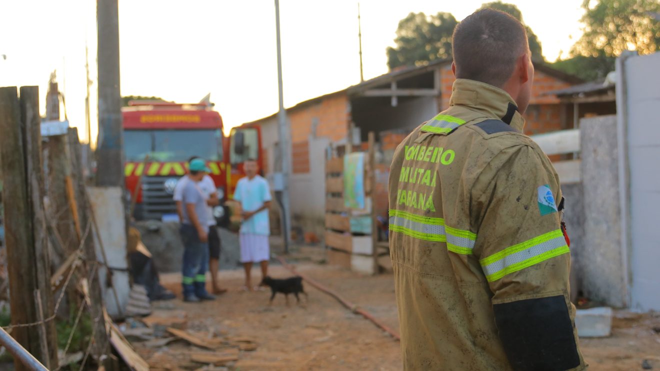 Incêndio atinge três casas no Jardim Conceição; vizinhos acusam moradora de atear fogo Boca no Trombone Incêndio atinge três casas no Jardim Conceição; vizinhos acusam moradora de atear fogo