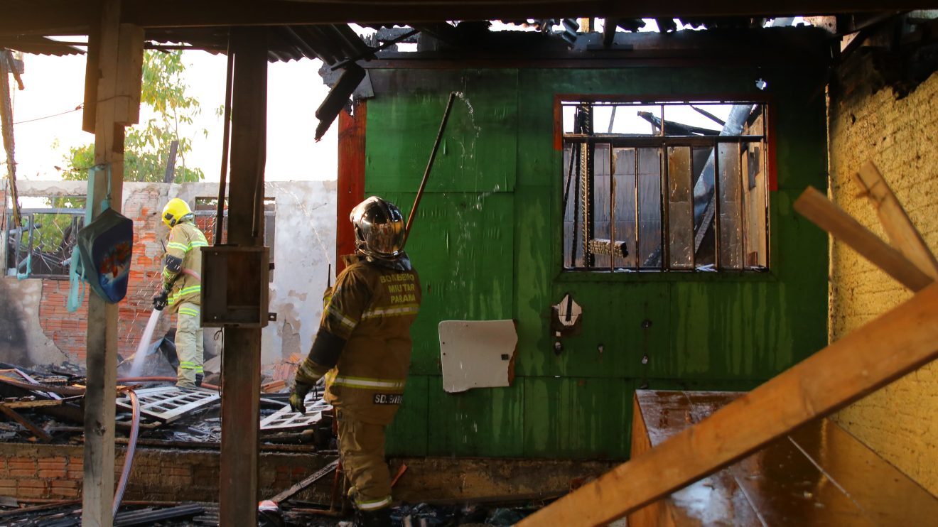 Incêndio atinge três casas no Jardim Conceição; vizinhos acusam moradora de atear fogo Boca no Trombone Incêndio atinge três casas no Jardim Conceição; vizinhos acusam moradora de atear fogo