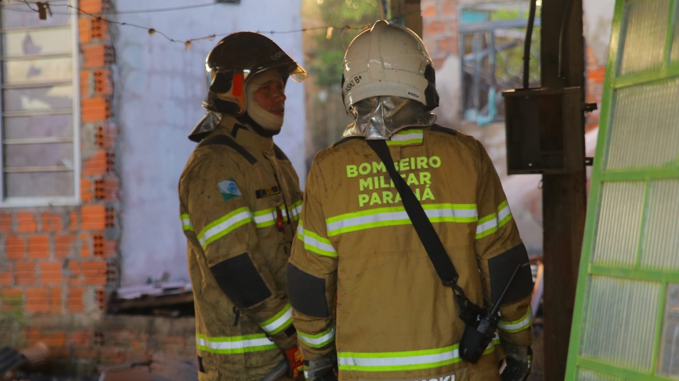 Incêndio atinge três casas no Jardim Conceição; vizinhos acusam moradora de atear fogo Boca no Trombone Incêndio atinge três casas no Jardim Conceição; vizinhos acusam moradora de atear fogo