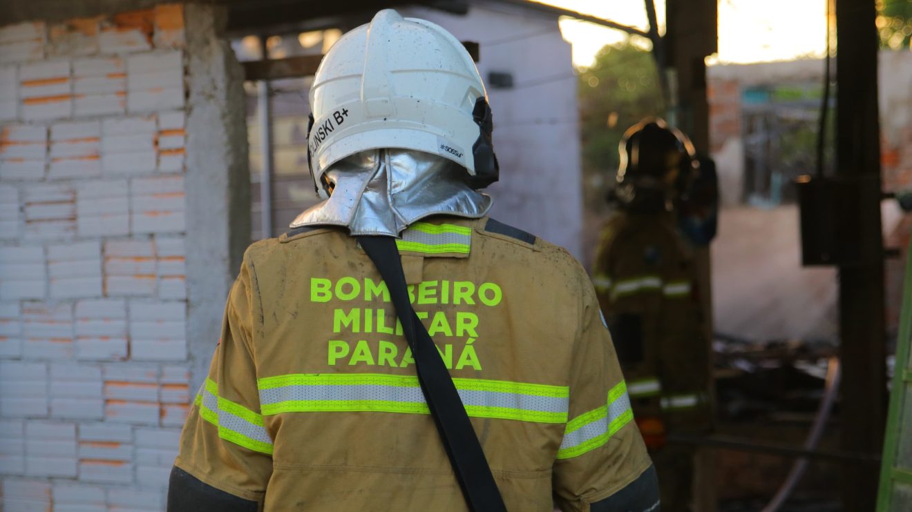 Incêndio atinge três casas no Jardim Conceição; vizinhos acusam moradora de atear fogo Boca no Trombone Incêndio atinge três casas no Jardim Conceição; vizinhos acusam moradora de atear fogo