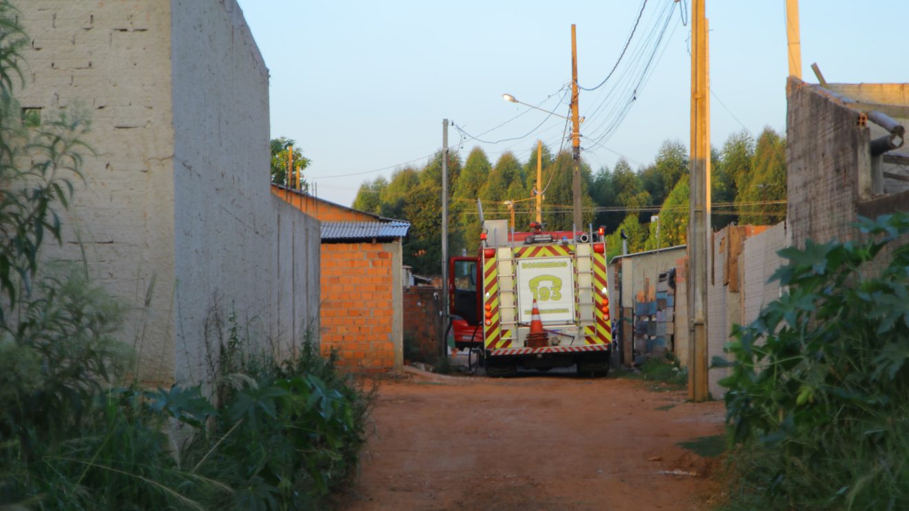 Incêndio atinge três casas no Jardim Conceição; vizinhos acusam moradora de atear fogo Boca no Trombone Incêndio atinge três casas no Jardim Conceição; vizinhos acusam moradora de atear fogo