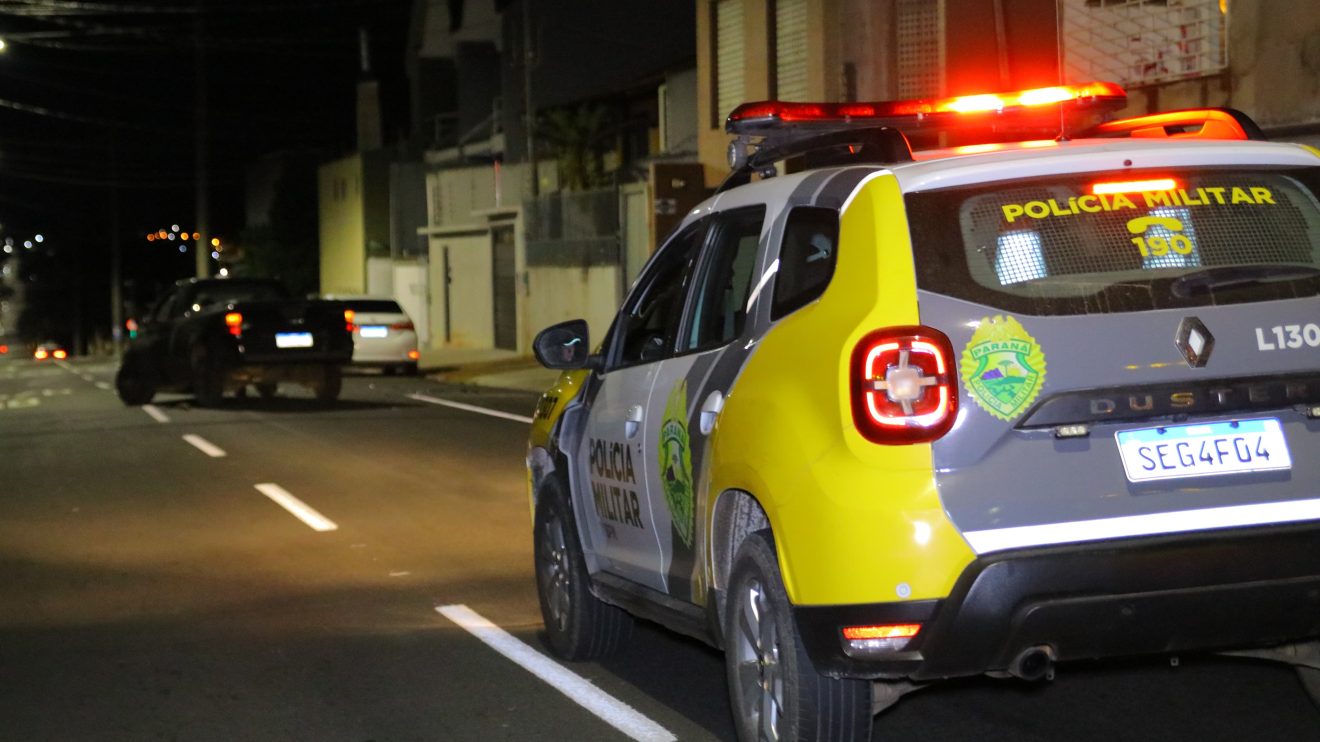 Motorista colide em carro estacionado e foge abandonando o veículo Ponta Grossa Boca no Trombone Motorista colide em carro estacionado e foge abandonando o veículo Ponta Grossa