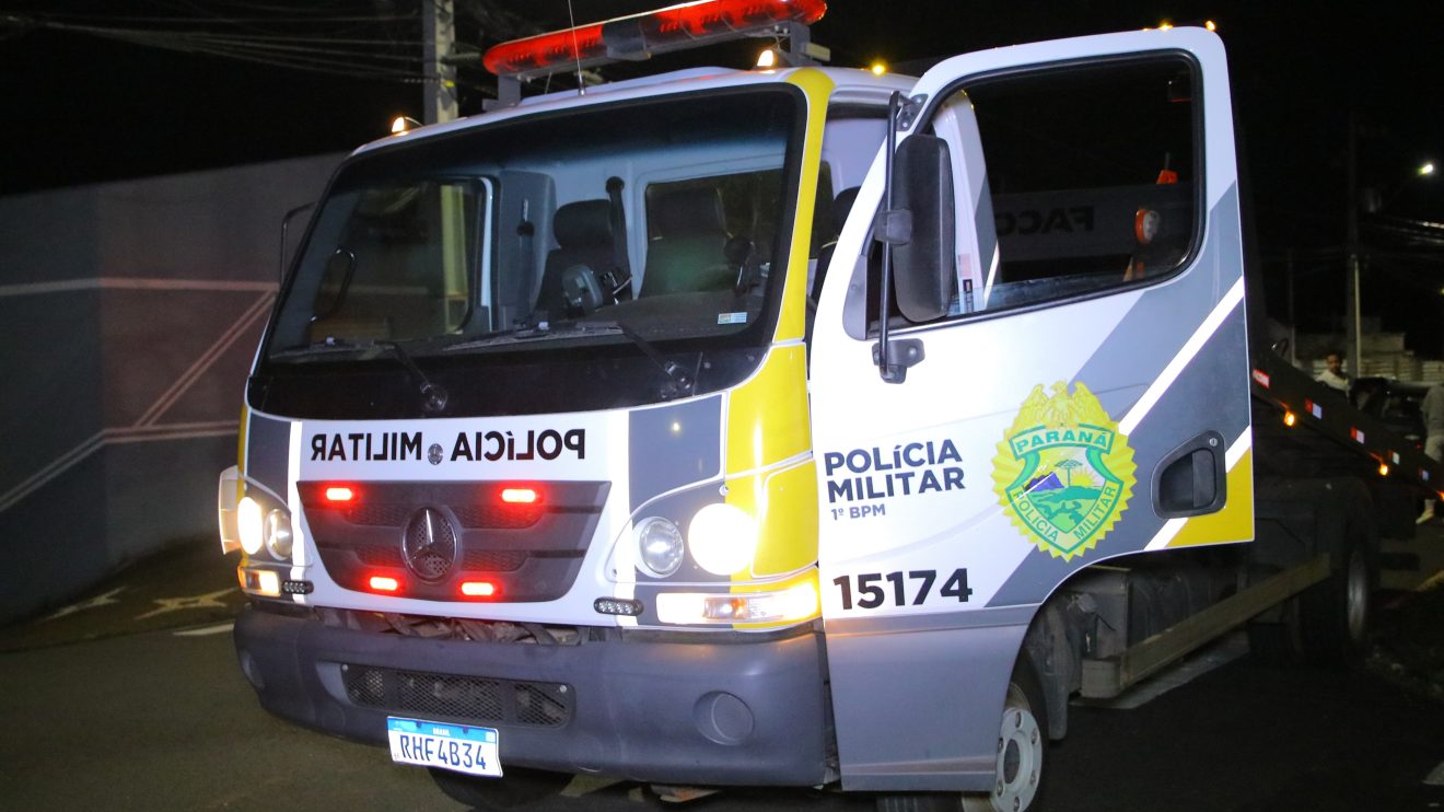 Motorista colide em carro estacionado e foge abandonando o veículo Ponta Grossa Boca no Trombone Motorista colide em carro estacionado e foge abandonando o veículo Ponta Grossa