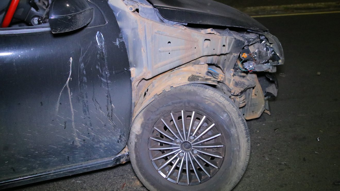 Motorista colide em carro estacionado e foge abandonando o veículo Ponta Grossa Boca no Trombone Motorista colide em carro estacionado e foge abandonando o veículo Ponta Grossa