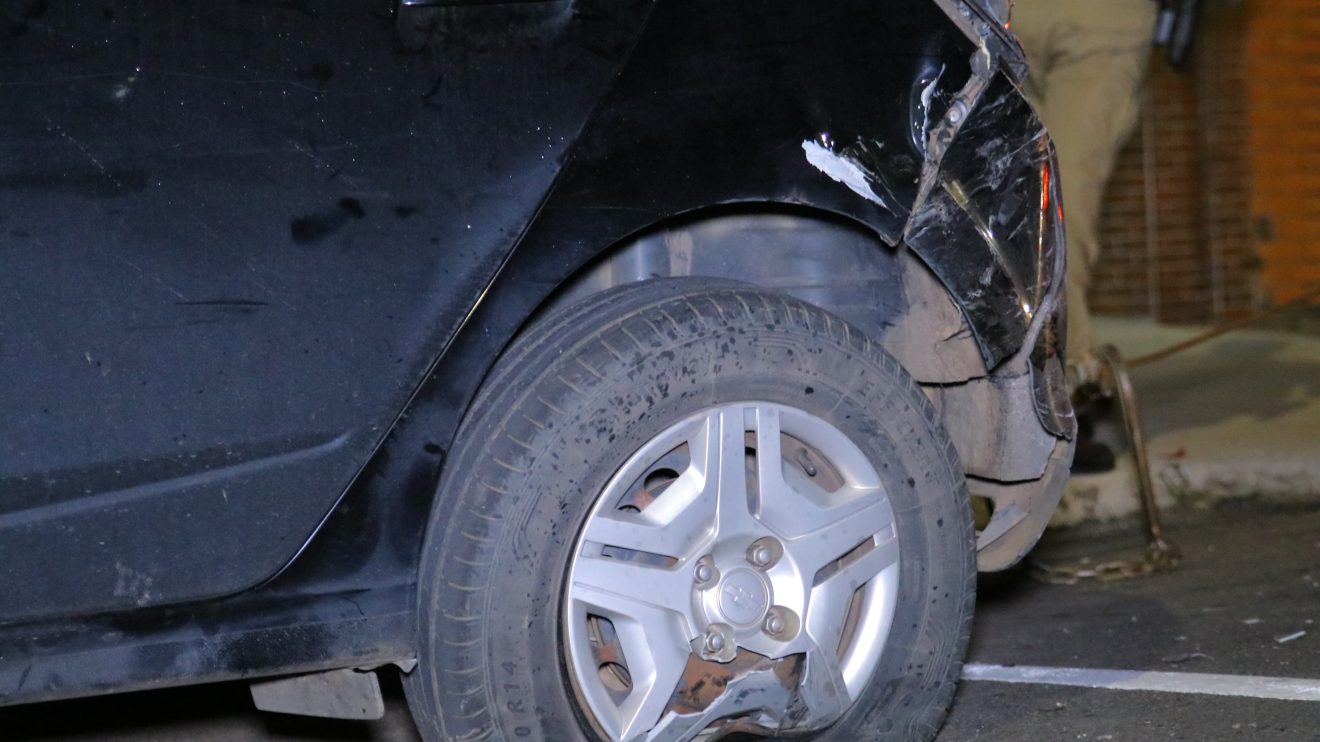 Motorista colide em carro estacionado e foge abandonando o veículo Ponta Grossa Boca no Trombone Motorista colide em carro estacionado e foge abandonando o veículo Ponta Grossa