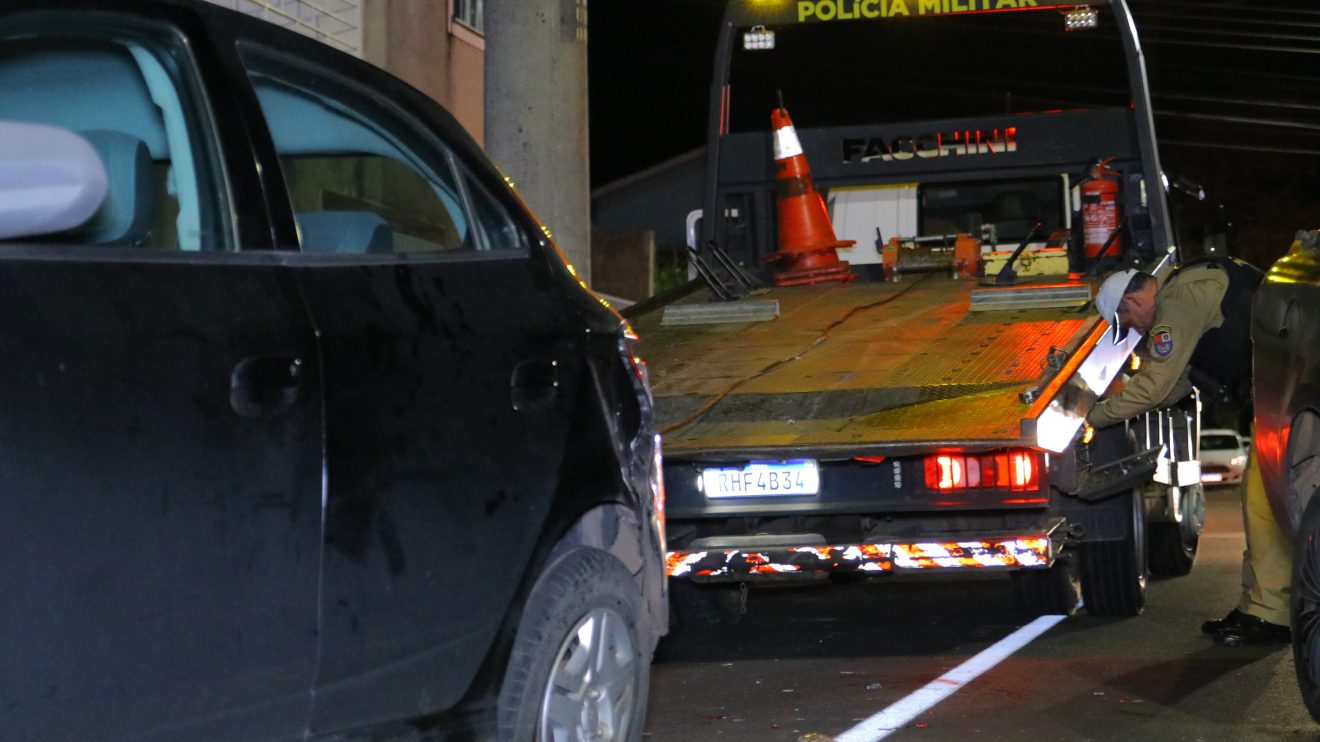 Motorista colide em carro estacionado e foge abandonando o veículo Ponta Grossa Boca no Trombone Motorista colide em carro estacionado e foge abandonando o veículo Ponta Grossa