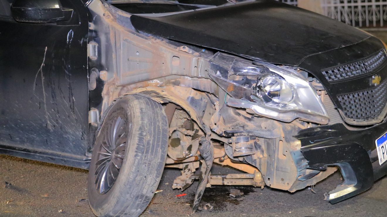 Motorista colide em carro estacionado e foge abandonando o veículo Ponta Grossa Boca no Trombone Motorista colide em carro estacionado e foge abandonando o veículo Ponta Grossa