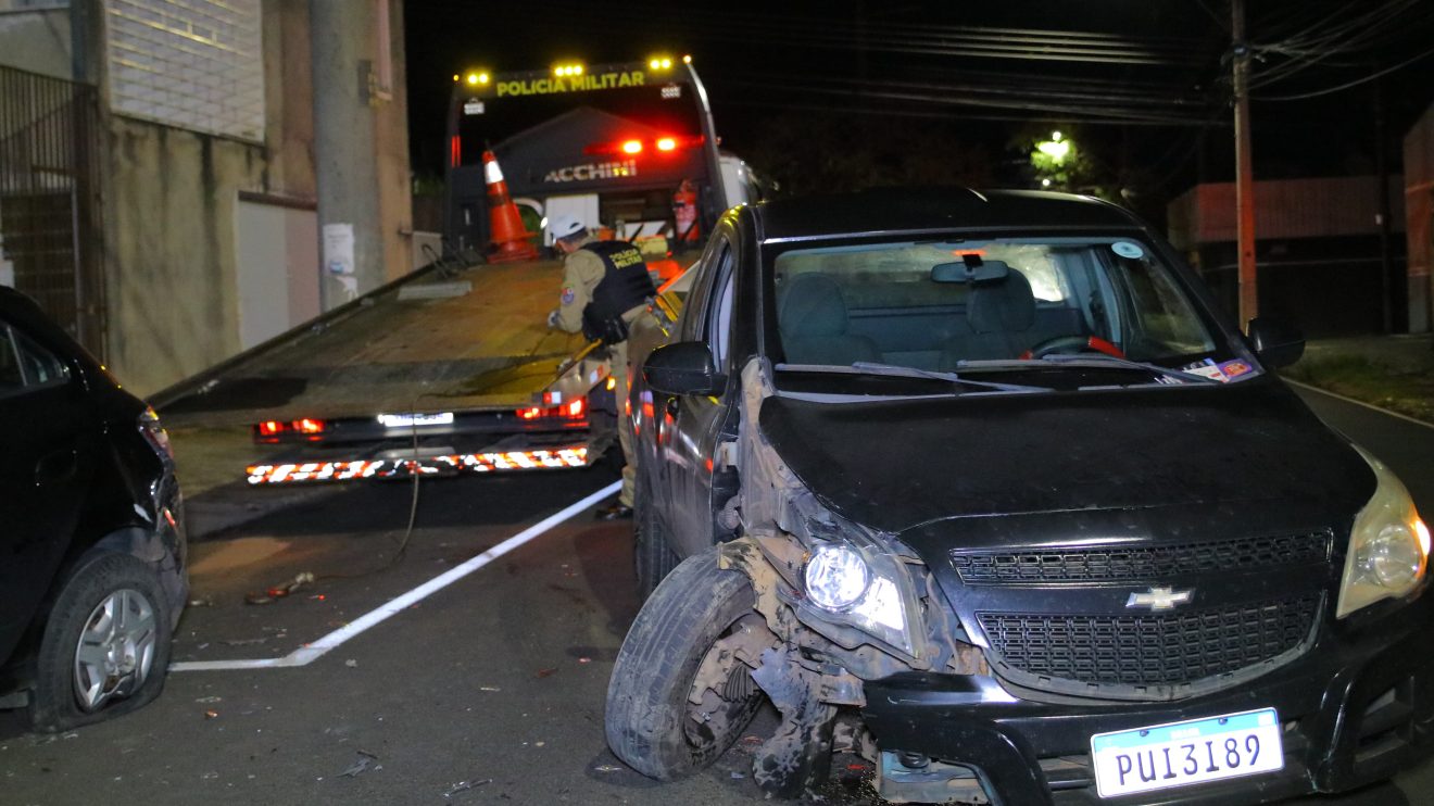 Motorista colide em carro estacionado e foge abandonando o veículo Ponta Grossa Boca no Trombone Motorista colide em carro estacionado e foge abandonando o veículo Ponta Grossa