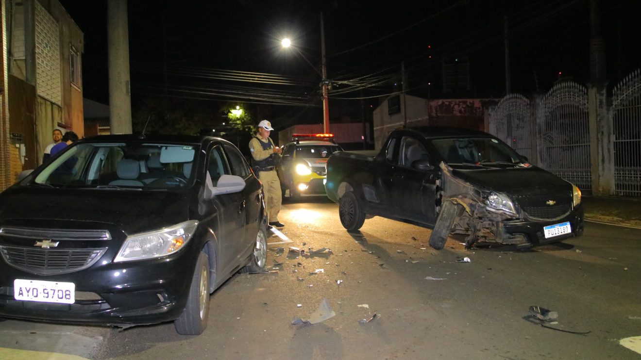 Motorista colide em carro estacionado e foge abandonando o veículo Ponta Grossa Boca no Trombone Motorista colide em carro estacionado e foge abandonando o veículo Ponta Grossa