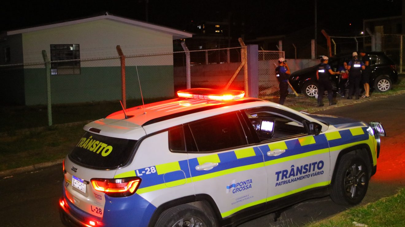 Carro bate em portal de escola Boca no Trombone Carro bate em Portão de escola