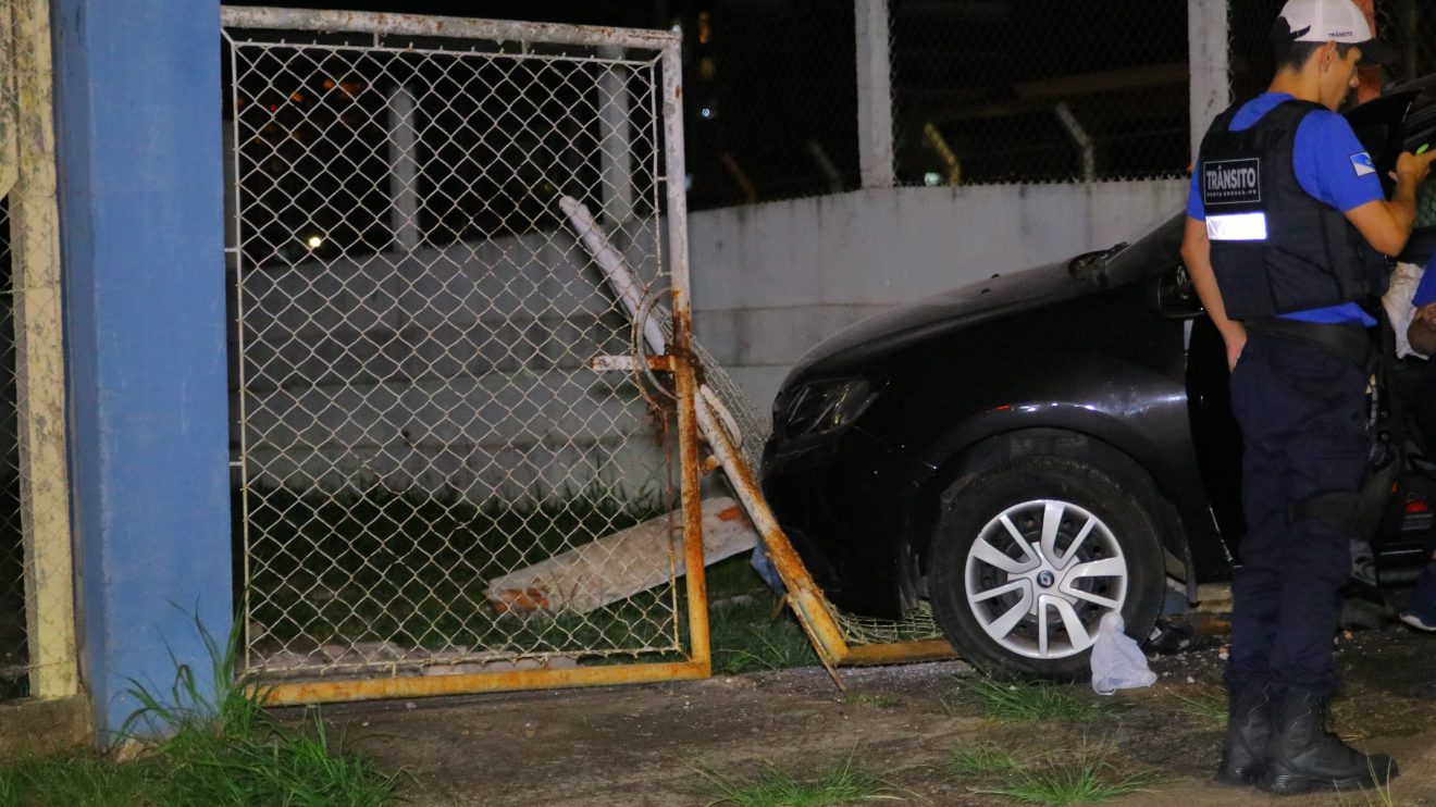 Carro bate em Portão de Escola Boca no Trombone Carro bate em Portão de Escola